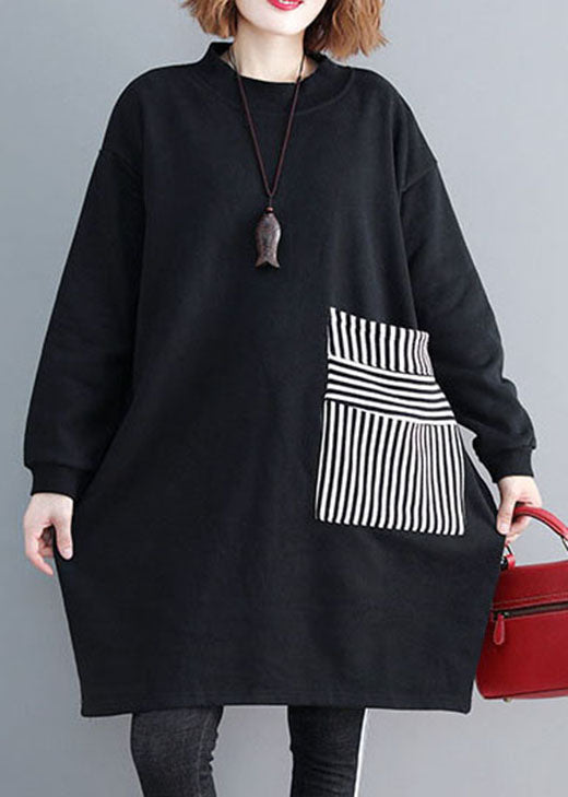 "Damer fleece klänning, mjuk textur, patchworkdesign, fickor. Komfort och stil för kalla dagar."