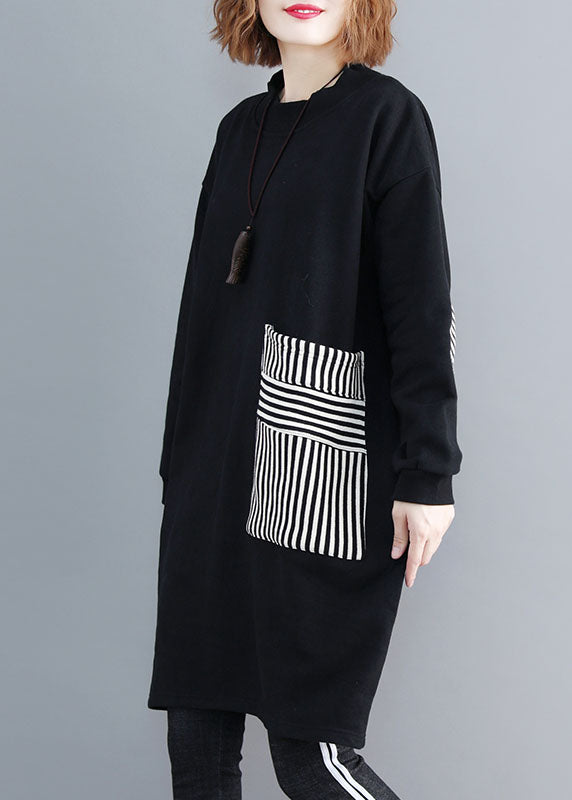 "Damer fleece klänning, mjuk textur, patchworkdesign, fickor. Komfort och stil för kalla dagar."