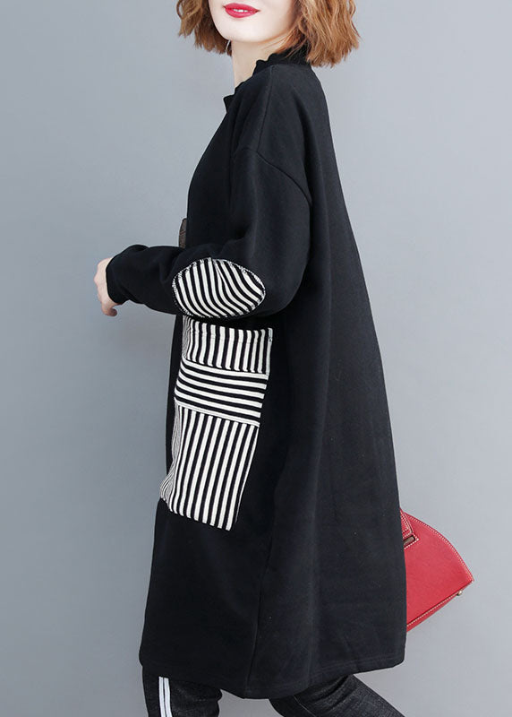 "Damer fleece klänning, mjuk textur, patchworkdesign, fickor. Komfort och stil för kalla dagar."