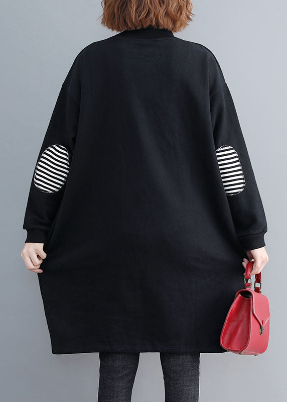 "Damer fleece klänning, mjuk textur, patchworkdesign, fickor. Komfort och stil för kalla dagar."