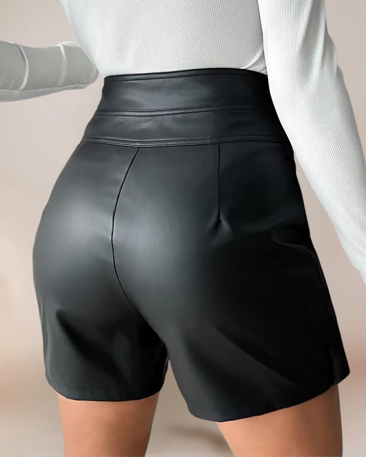 "Damer högmidjade patchwork shorts i PU och polyester, trendig design, smickrande passform, perfekt för alla säsonger."
