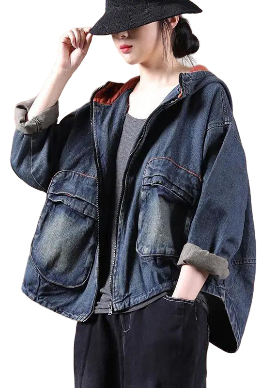 "Damer lång denimjacka framifrån, dragkedja, praktiska fickor, blå denim, klassisk stil perfekt för höst och vinter."