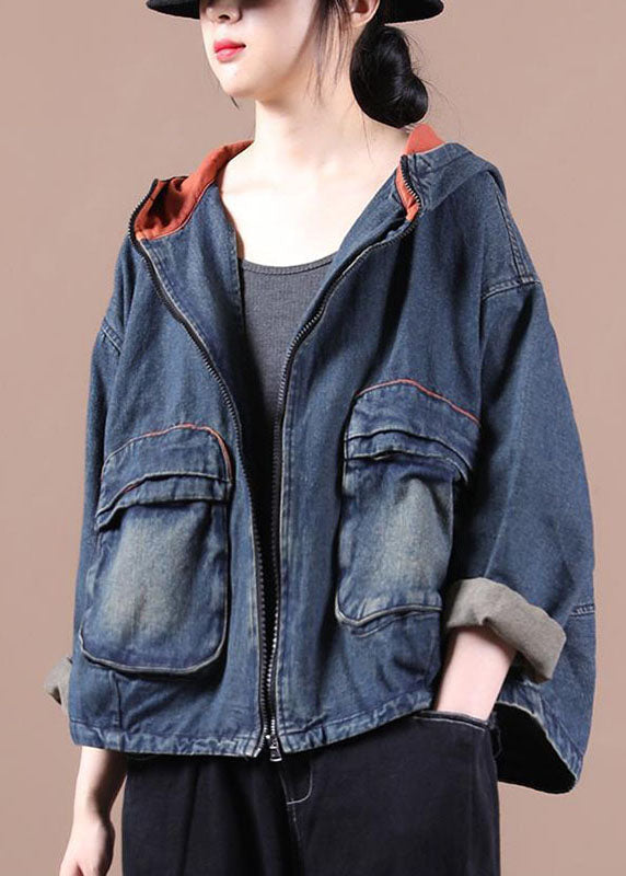 "Damer lång denimjacka framifrån, dragkedja, praktiska fickor, blå denim, klassisk stil perfekt för höst och vinter."