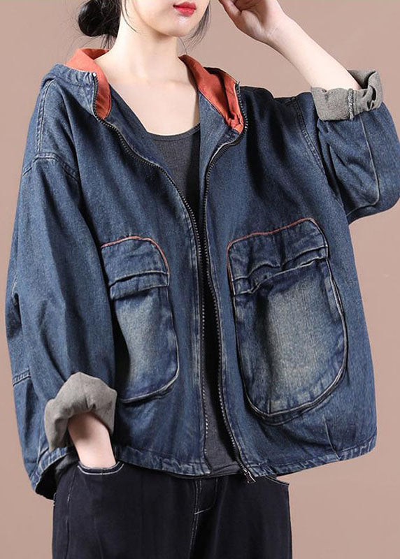 "Damer lång denimjacka framifrån, dragkedja, praktiska fickor, blå denim, klassisk stil perfekt för höst och vinter."