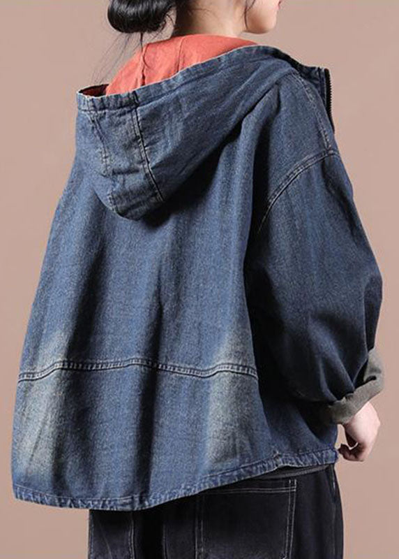 "Damer lång denimjacka framifrån, dragkedja, praktiska fickor, blå denim, klassisk stil perfekt för höst och vinter."