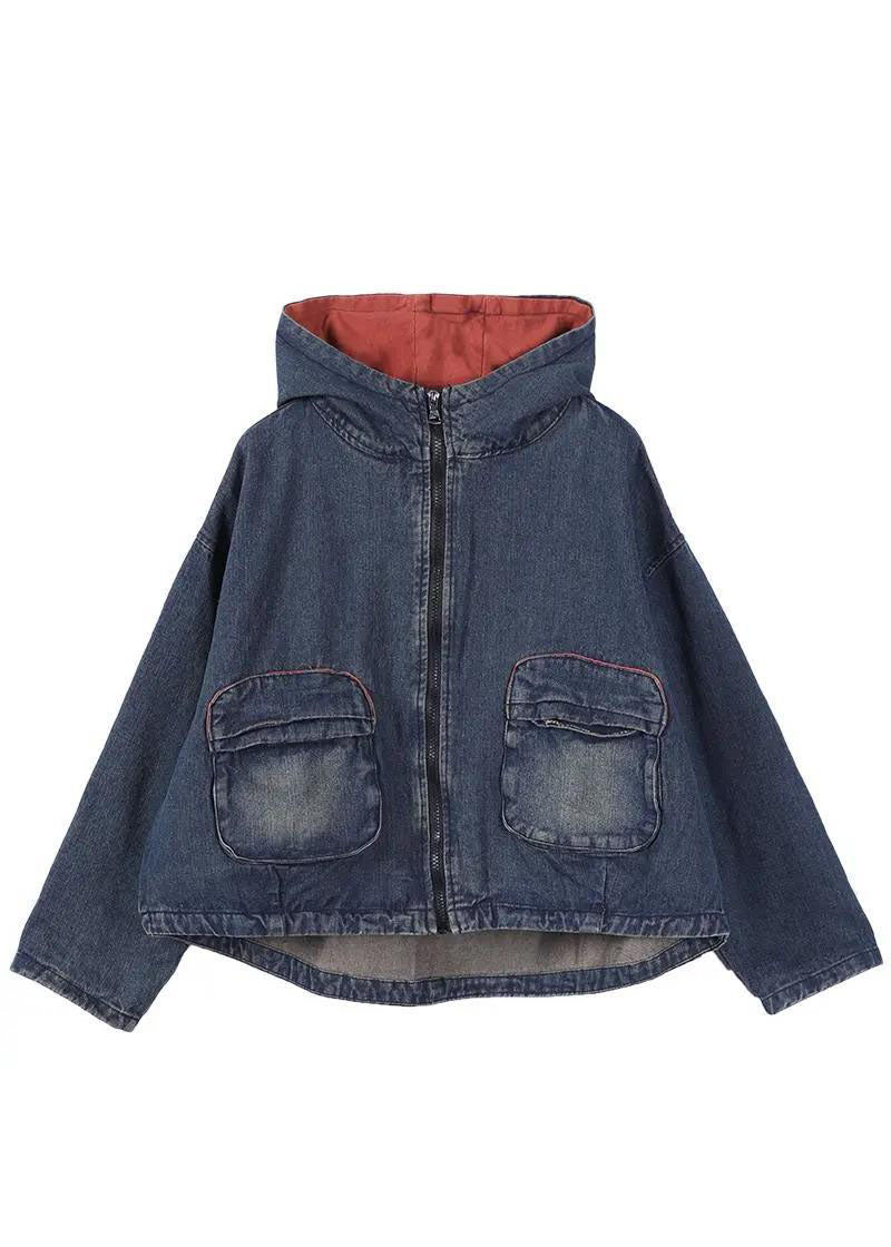 "Damer lång denimjacka framifrån, dragkedja, praktiska fickor, blå denim, klassisk stil perfekt för höst och vinter."