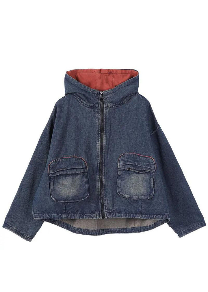 "Damer lång denimjacka framifrån, dragkedja, praktiska fickor, blå denim, klassisk stil perfekt för höst och vinter."