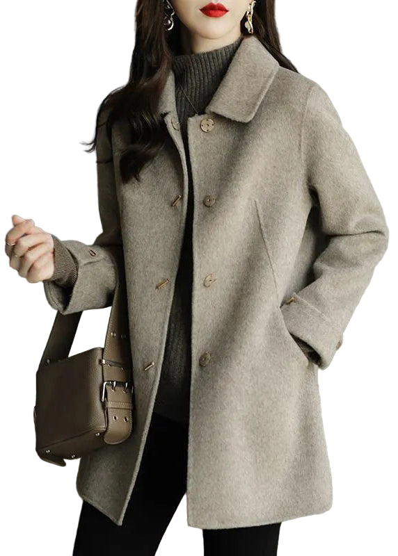 Damer oversized kappa i ull med knappstängning, elegant grått tyg, varm och stilfull för höst- och vinterbruk.