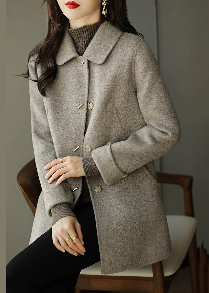 Damer oversized kappa i ull med knappstängning, elegant grått tyg, varm och stilfull för höst- och vinterbruk.