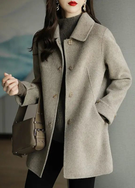 Damer oversized kappa i ull med knappstängning, elegant grått tyg, varm och stilfull för höst- och vinterbruk.