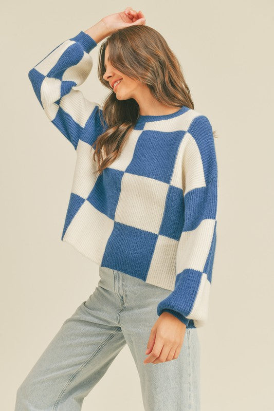 "Damer oversized pullover med rutigt mönster i mjuk fiber, avslappnad passform och stilren design för kyliga dagar."