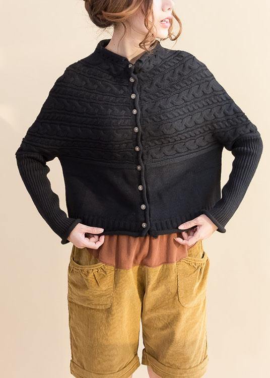 "Damer oversized stickad kofta med knappstängning i mjuk beige ton, modern och avslappnad stil, perfekt för lager-på-lager."