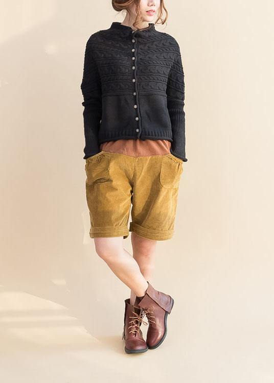 "Damer oversized stickad kofta med knappstängning i mjuk beige ton, modern och avslappnad stil, perfekt för lager-på-lager."