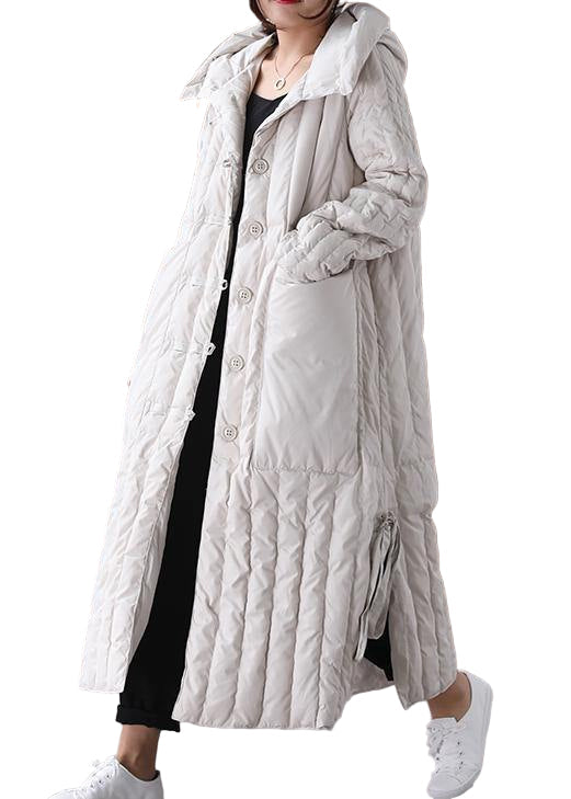 "Damer plus size vinterkappa med huva och fickor. Elegant design, praktisk och bekväm för kalla vinterdagar."