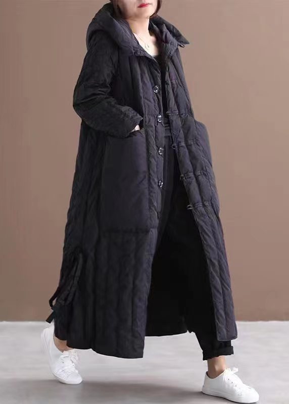 "Damer plus size vinterkappa med huva och fickor. Elegant design, praktisk och bekväm för kalla vinterdagar."
