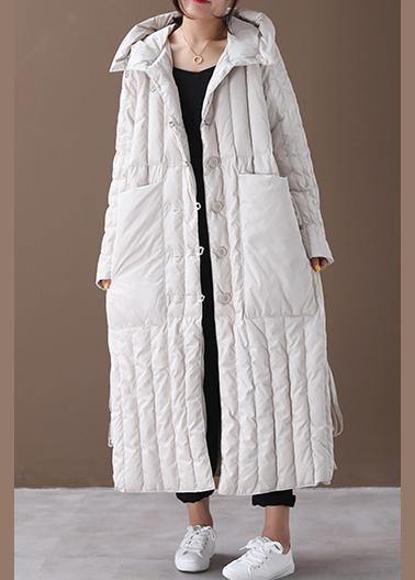 "Damer plus size vinterkappa med huva och fickor. Elegant design, praktisk och bekväm för kalla vinterdagar."