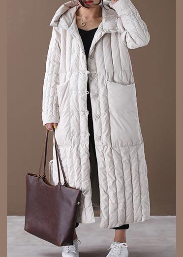 "Damer plus size vinterkappa med huva och fickor. Elegant design, praktisk och bekväm för kalla vinterdagar."