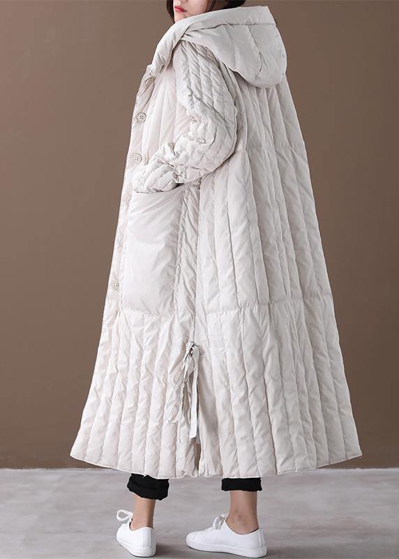 "Damer plus size vinterkappa med huva och fickor. Elegant design, praktisk och bekväm för kalla vinterdagar."