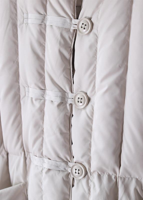 "Damer plus size vinterkappa med huva och fickor. Elegant design, praktisk och bekväm för kalla vinterdagar."
