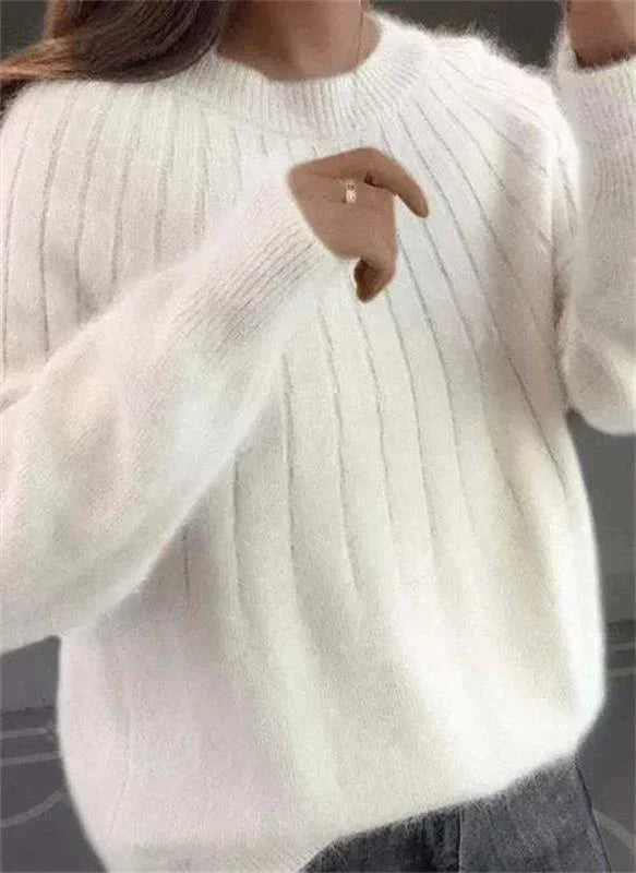 "Damer stickad tröja i kashmir, rund hals, lyxigt mjukt material, ljus gul nyans, stilren, elegant design"