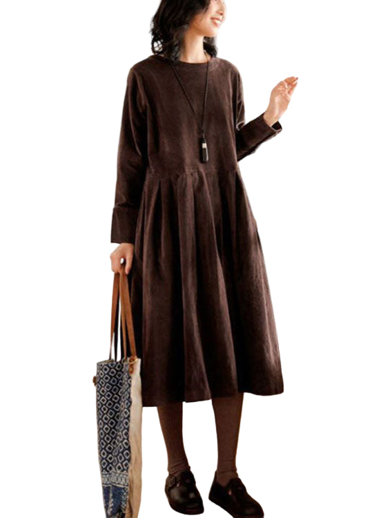 "Damernas corduroy klänning med fickor och knappdetaljer, framsida, brun färg, avslappnad passform och elegant stil."