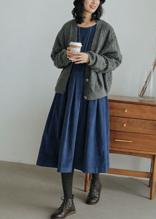 "Damernas corduroy klänning med fickor och knappdetaljer, framsida, brun färg, avslappnad passform och elegant stil."
