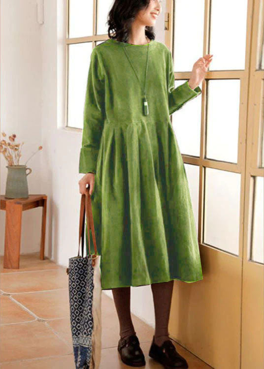 "Damernas corduroy klänning med fickor och knappdetaljer, framsida, brun färg, avslappnad passform och elegant stil."