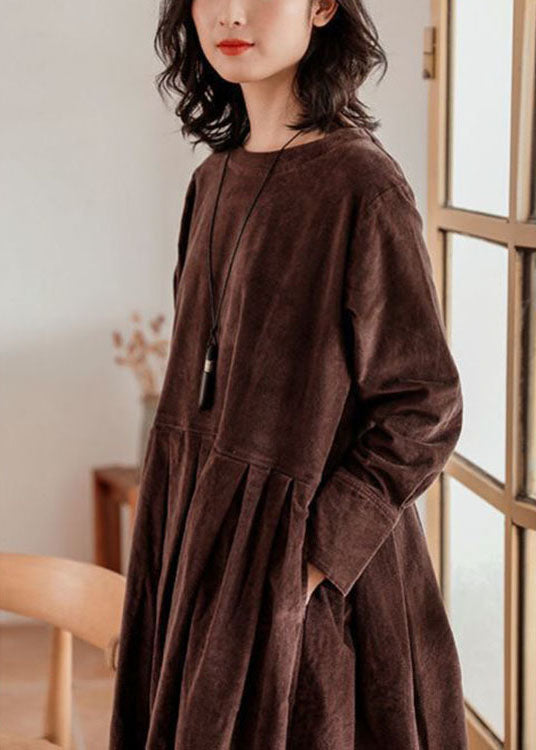 "Damernas corduroy klänning med fickor och knappdetaljer, framsida, brun färg, avslappnad passform och elegant stil."