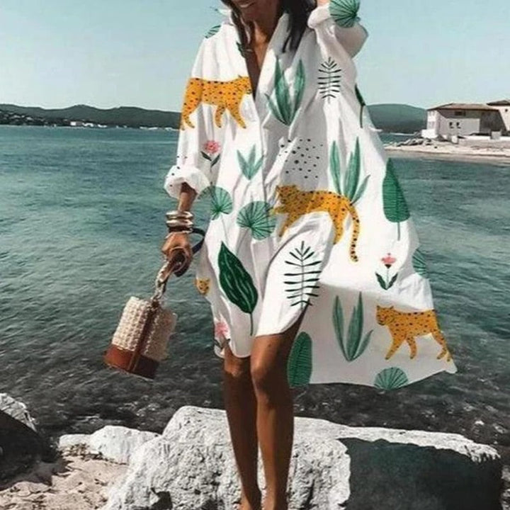 Damernas sommarklänning i lätt material, tidlös design, flödig passform; finns i flera färgval som vit och blommönster.