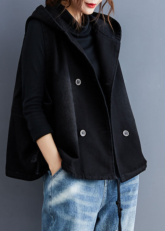"Damernas svart denim trenchväst med huva, knappar och ärmlös design för modern stil och funktionalitet."