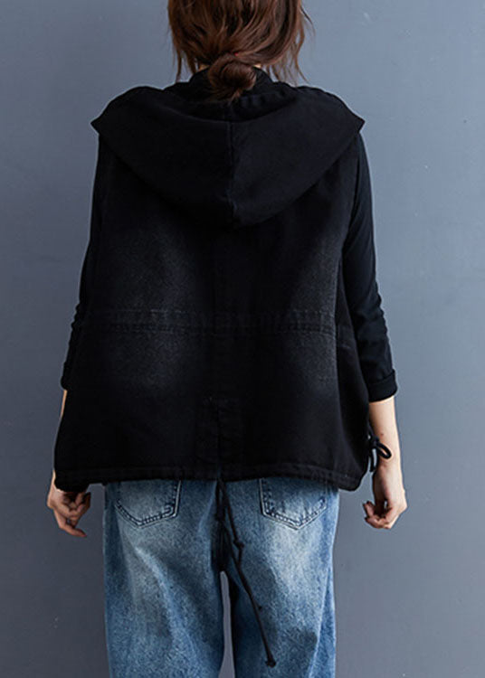 "Damernas svart denim trenchväst med huva, knappar och ärmlös design för modern stil och funktionalitet."