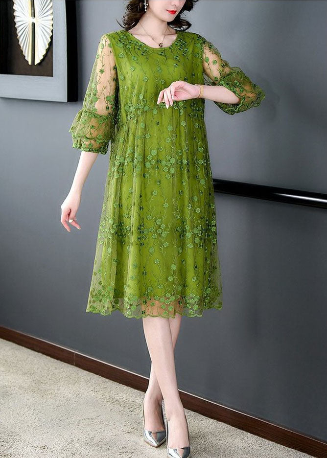 "Damer's grön broderad tyllklänning, O-hals, loose fit, med elegant broderi och luftigt material för sommarstil."