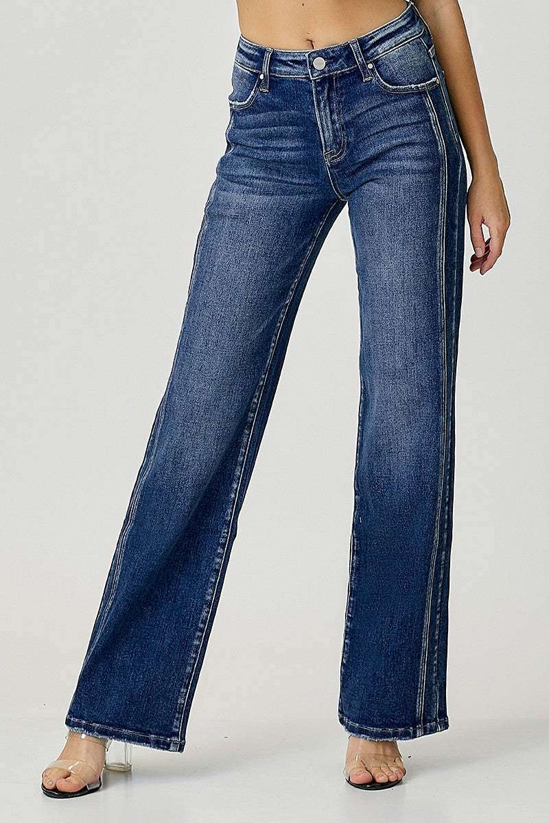 "Damers raka jeans i mörk denim med klassisk silhuett, tidlös stil, slitstark och bekväm för vardagsbruk."