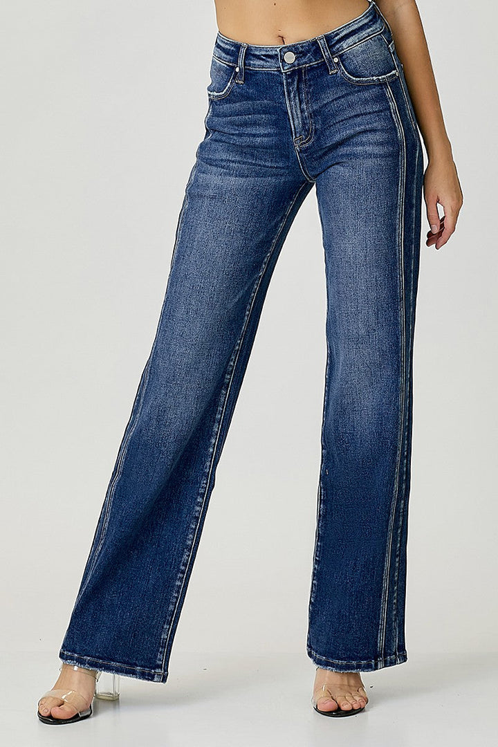"Damers raka jeans i mörk denim med klassisk silhuett, tidlös stil, slitstark och bekväm för vardagsbruk."