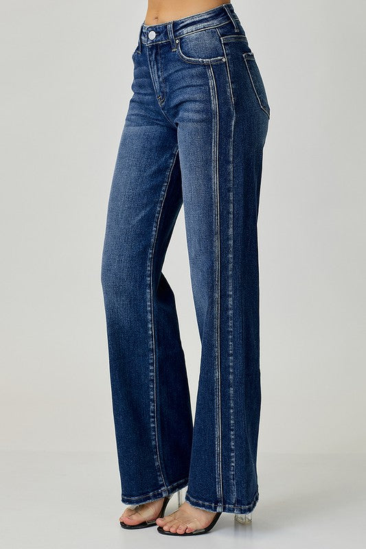 "Damers raka jeans i mörk denim med klassisk silhuett, tidlös stil, slitstark och bekväm för vardagsbruk."