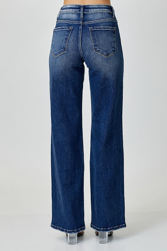 "Damers raka jeans i mörk denim med klassisk silhuett, tidlös stil, slitstark och bekväm för vardagsbruk."