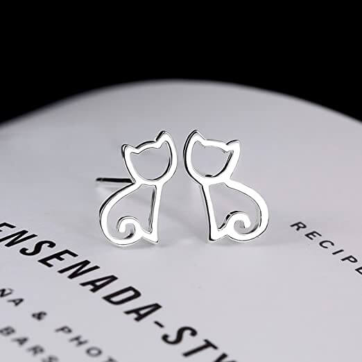 "Dametiska örhängen i silver med kattmotiv, hypoallergeniska, elegant design, sofistikerade smycken för känsliga öron."