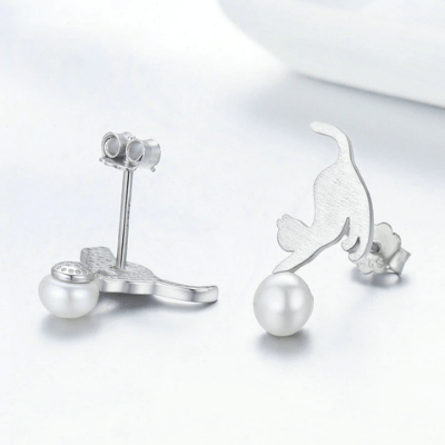 "Dametiska örhängen i silver med kattmotiv, hypoallergeniska, elegant design, sofistikerade smycken för känsliga öron."