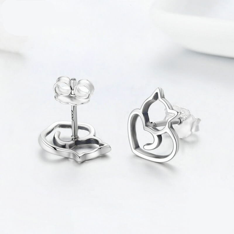 "Dametiska örhängen i silver med kattmotiv, hypoallergeniska, elegant design, sofistikerade smycken för känsliga öron."