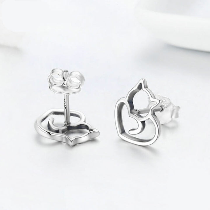 "Dametiska örhängen i silver med kattmotiv, hypoallergeniska, elegant design, sofistikerade smycken för känsliga öron."