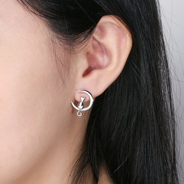 "Dametiska örhängen i silver med kattmotiv, hypoallergeniska, elegant design, sofistikerade smycken för känsliga öron."