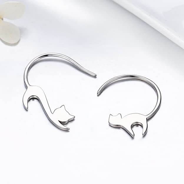 "Dametiska örhängen i silver med kattmotiv, hypoallergeniska, elegant design, sofistikerade smycken för känsliga öron."