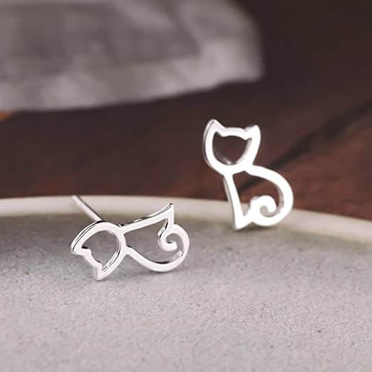 "Dametiska örhängen i silver med kattmotiv, hypoallergeniska, elegant design, sofistikerade smycken för känsliga öron."