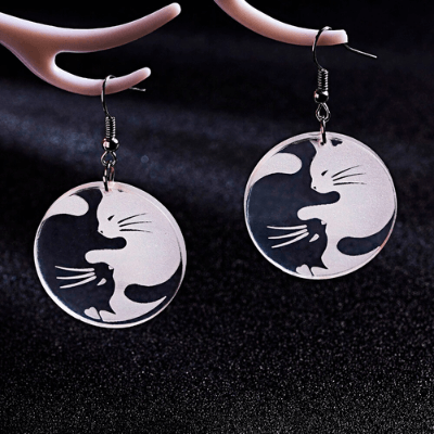 "Dametiska örhängen i silver med kattmotiv, hypoallergeniska, elegant design, sofistikerade smycken för känsliga öron."
