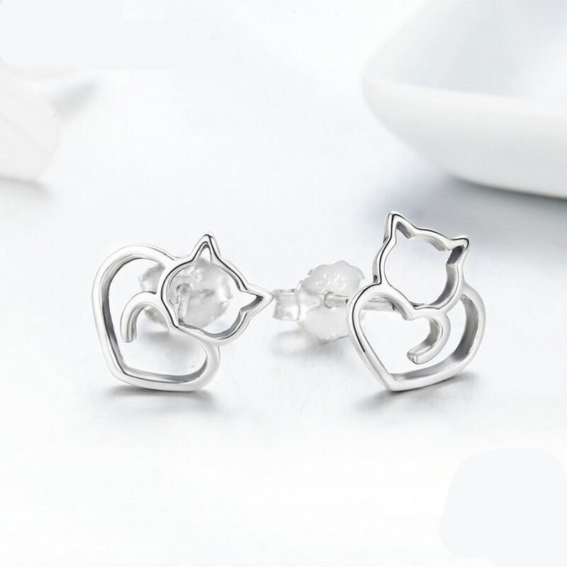 "Dametiska örhängen i silver med kattmotiv, hypoallergeniska, elegant design, sofistikerade smycken för känsliga öron."