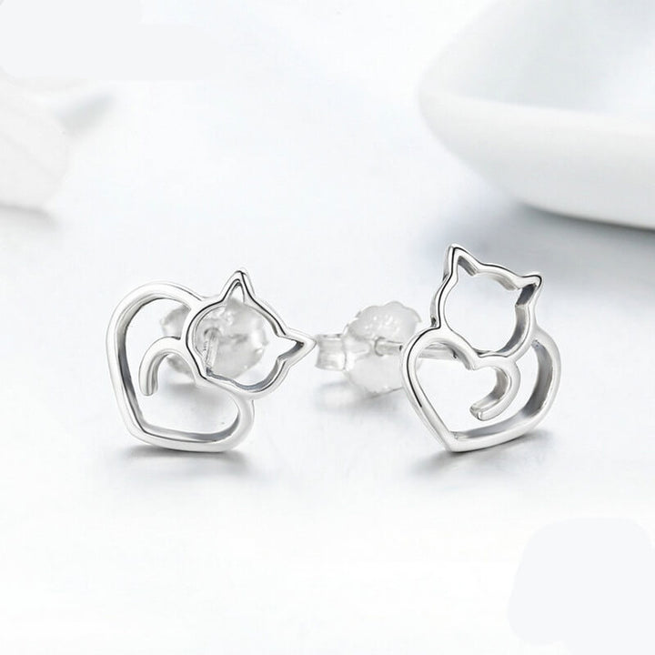 "Dametiska örhängen i silver med kattmotiv, hypoallergeniska, elegant design, sofistikerade smycken för känsliga öron."