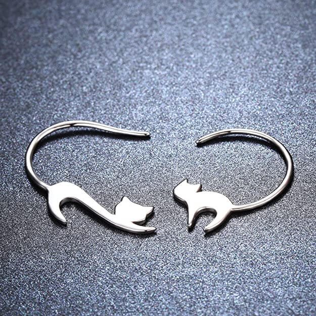 "Dametiska örhängen i silver med kattmotiv, hypoallergeniska, elegant design, sofistikerade smycken för känsliga öron."