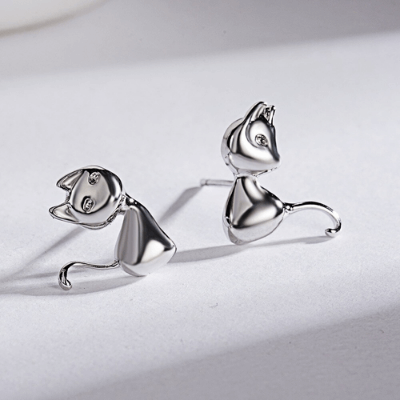 "Dametiska örhängen i silver med kattmotiv, hypoallergeniska, elegant design, sofistikerade smycken för känsliga öron."
