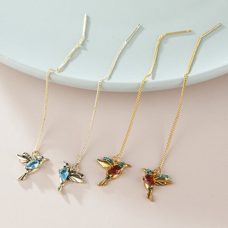 "Damhalsband med kolibridesign och gnistrande kubisk zirkon, elegant accessoar för kvinnor, inspirerad av naturen."