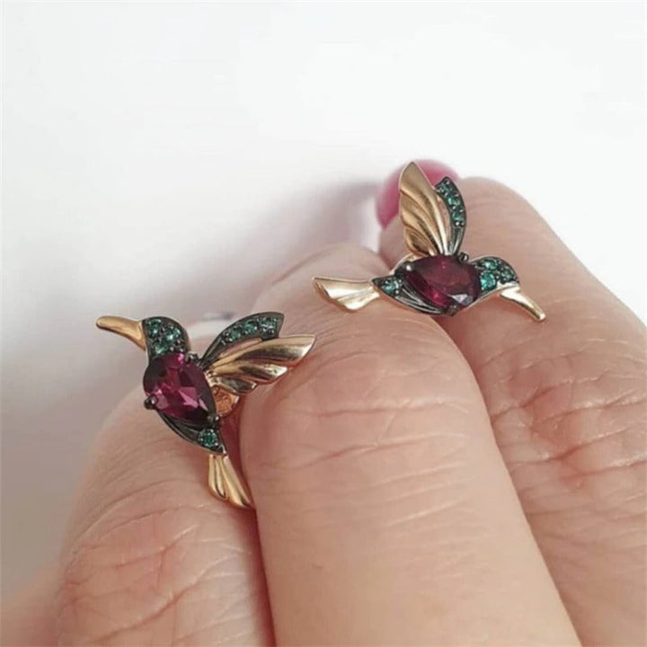 "Damhalsband med kolibridesign och gnistrande kubisk zirkon, elegant accessoar för kvinnor, inspirerad av naturen."